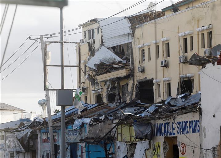 Gunmen storm hotel in Somali capital, leave 20 dead