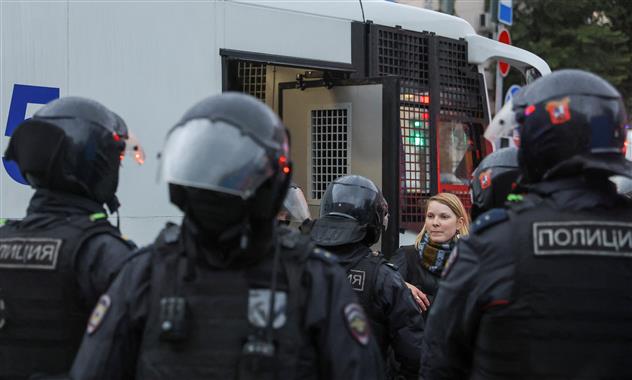 Russian police block mobilisation protests, arrest hundreds