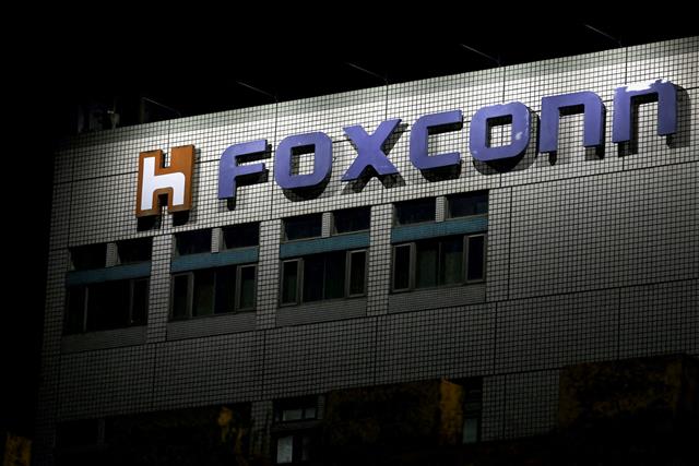 Foxconn offers $1,400 to each new hire to leave China iPhone factory amid protests