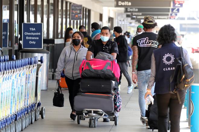 Gas release at Los Angeles airport injures 4 workers